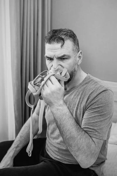 Unhappy Shocked Man Chronic Breathing Issues Surprised Using Cpap Machine — Stock Photo, Image