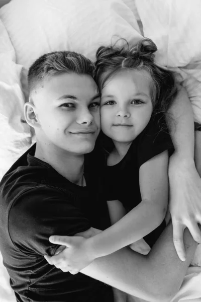 Caucasian兄弟 十代の男の子の弟と寝室の近代的なロフトインテリアの女の子の妹 典型的な家庭生活 — ストック写真