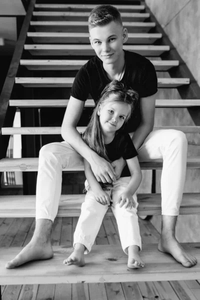白人兄弟 ティーン男の子弟と女の子妹座っています上の階段でロフトインテリア — ストック写真