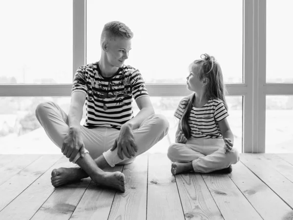 Hermanos Caucásicos Hermano Hermana Haciendo Yoga Casa Junto Ventana Familia — Foto de Stock