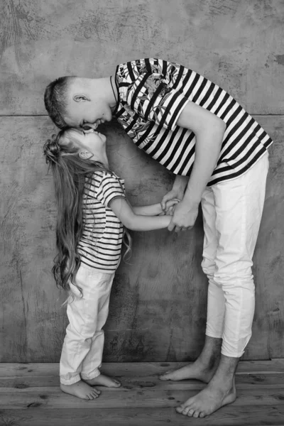 穿着条纹T恤和白色裤子站在阁楼内部的时髦的高加索兄弟姐妹 关系和儿童概念 — 图库照片