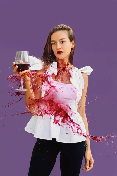 Ruhige Attraktive Frau Weißer Bluse Mit Einem Glas Rotwein Der — Stockfoto