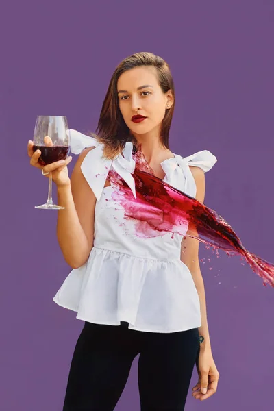Ruhige Attraktive Frau Weißer Bluse Mit Einem Glas Rotwein Der — Stockfoto