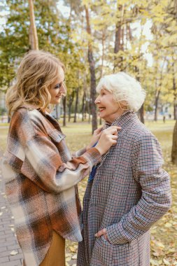 Genç kızı olan son sınıf öğrencisi bir kadın sonbahar parkında dışarı çıkıyor. Aile, nesil, bakım, aşk, aşı kavramı
