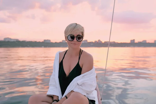 Belle Femme Blonde Heureuse Profitant Coucher Soleil Sur Yacht Dans — Photo