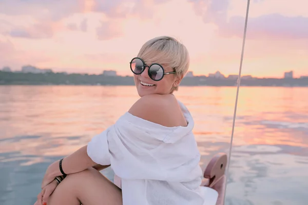 Vacker Blond Lycklig Kvinna Njuter Solnedgången Båten Havet Resor Äventyr — Stockfoto
