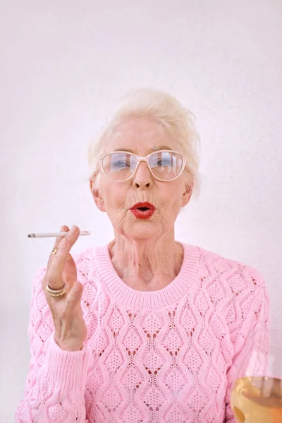Старомодная Пожилая Стильная Женщина Курит Сигарету Бокалом Белого Вина Плохая — стоковое фото