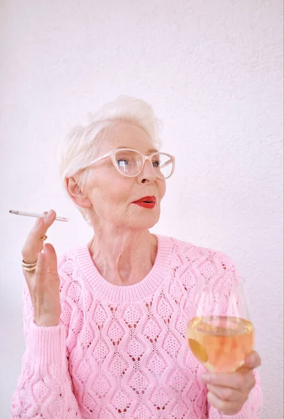 Antigua Mujer Con Estilo Senior Moda Fumar Cigarrillo Con Copa — Foto de Stock