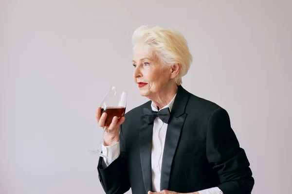 Elegante Anziana Sommelier Donna Smoking Con Bicchiere Vino Rosso Bevanda — Foto Stock