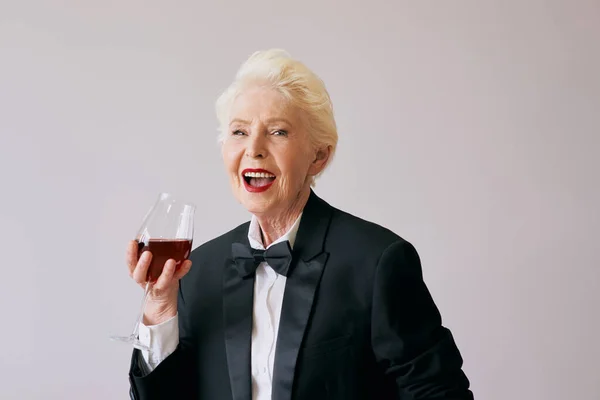 Elegante Anziana Sommelier Donna Smoking Con Bicchiere Vino Rosso Bevanda — Foto Stock