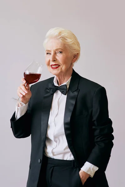 Elegante Anziana Sommelier Donna Smoking Con Bicchiere Vino Rosso Bevanda — Foto Stock