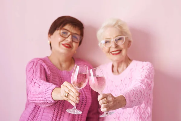 Dos Mujeres Último Año Con Estilo Suéteres Color Rosa Con — Foto de Stock