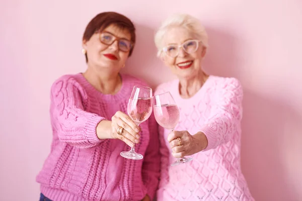Две Стильные Женщины Старшего Возраста Розовых Свитерах Розовыми Бокалами Вина — стоковое фото