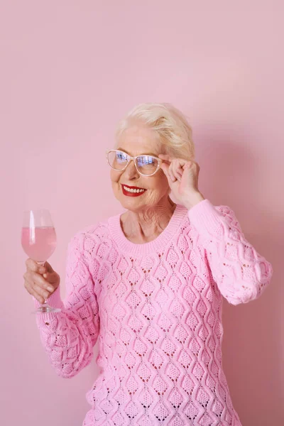 Mulher Sênior Caucasiana Feliz Camisola Rosa Caxemira Bebendo Rosa Fundo — Fotografia de Stock