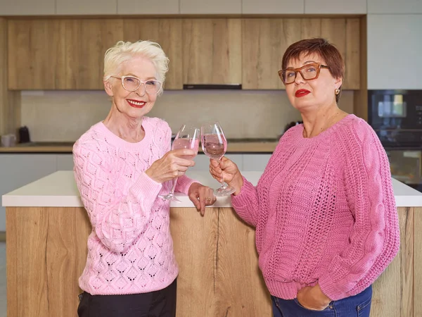 Duas Mulheres Seniores Elegantes Suéteres Rosa Bebendo Vinho Rosa Fofocas — Fotografia de Stock