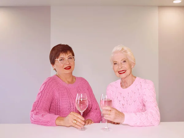 Dos Mujeres Último Año Con Estilo Suéteres Color Rosa Sentado — Foto de Stock