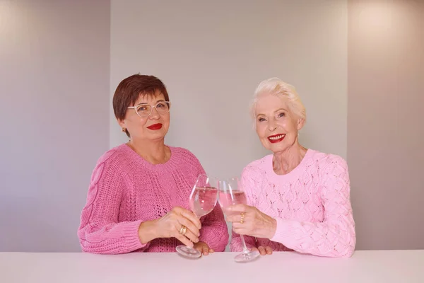 Dos Mujeres Último Año Con Estilo Suéteres Color Rosa Sentado — Foto de Stock