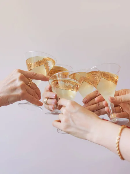 Ano Novo Celebrando Mãos Com Copos Vinho Espumante Branco Natal — Fotografia de Stock