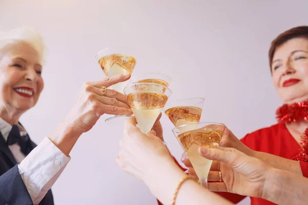 Ano Novo Celebrando Mãos Com Copos Vinho Espumante Branco Natal — Fotografia de Stock