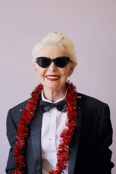 Bella Donna Anziana Matura Elegante Occhiali Sole Smoking Che Celebra — Foto Stock