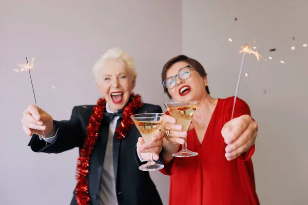 Две Красивые Стильные Зрелые Женщины Празднуют Новый Год Веселье Вечеринка — стоковое фото