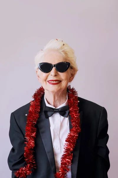 Bella Donna Anziana Matura Elegante Occhiali Sole Smoking Che Celebra — Foto Stock