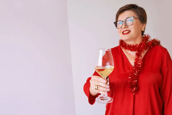 Elegante Donna Anziana Matura Camicetta Rossa Con Bicchiere Vino Bianco — Foto Stock