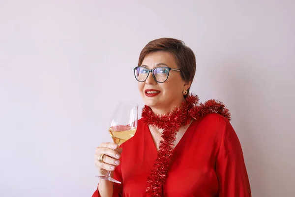 Elegante Donna Anziana Matura Camicetta Rossa Con Bicchiere Vino Bianco — Foto Stock