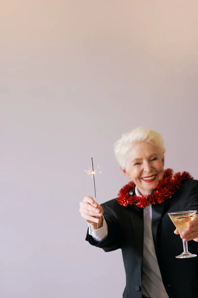 Elegante Donna Anziana Matura Smoking Che Celebra Nuovo Anno Divertimento — Foto Stock