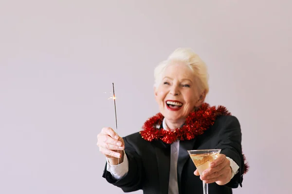 Mujer Mayor Madura Con Estilo Esmoquin Celebrando Año Nuevo Diversión — Foto de Stock