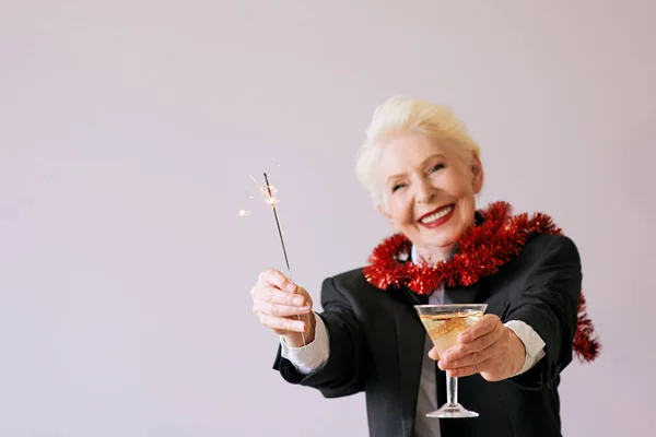 Elegante Donna Anziana Matura Smoking Con Spumante Bicchiere Vino Che — Foto Stock