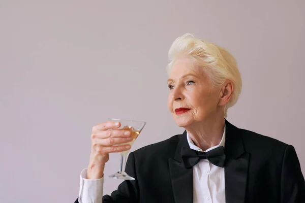 Elegante Donna Anziana Sommelier Matura Smoking Con Bicchiere Spumante Divertimento — Foto Stock