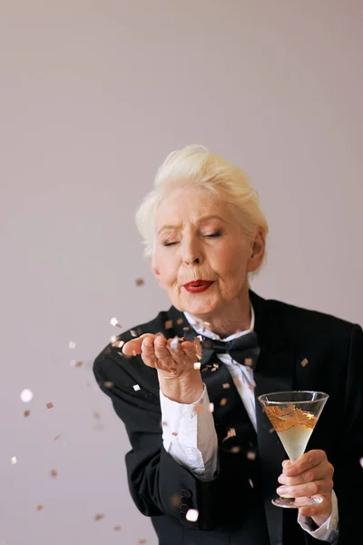 Capelli Corti Elegante Donna Anziana Smoking Con Vetro Con Champagne — Foto Stock