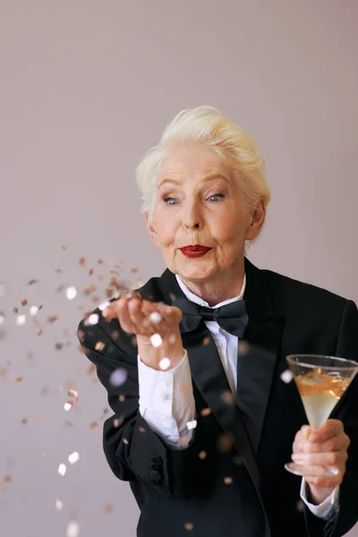 Capelli Corti Elegante Donna Anziana Smoking Con Vetro Con Champagne — Foto Stock