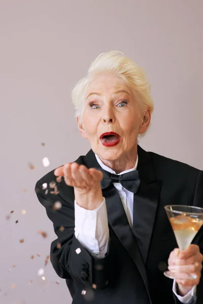 Cheveux Courts Femme Âgée Élégante Smoking Avec Verre Avec Champagne — Photo