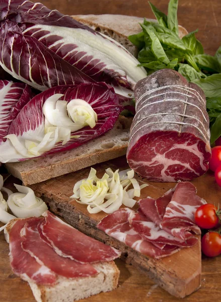 Cousine comida típica salsichas italianas — Fotografia de Stock