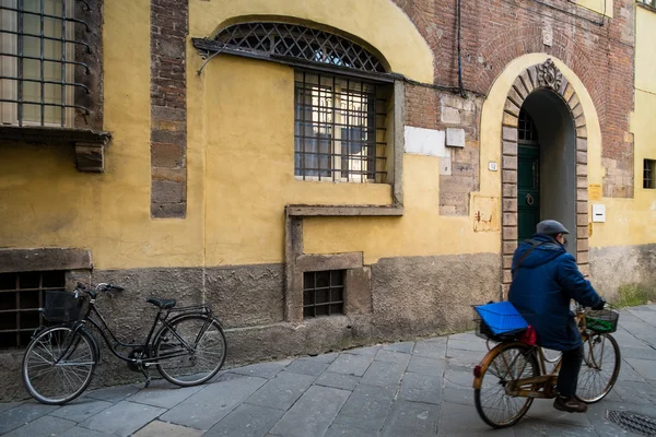 Lucca, Italia - 8 de marzo de 2015: paso de bicicleta por la calle de la ciudad —  Fotos de Stock