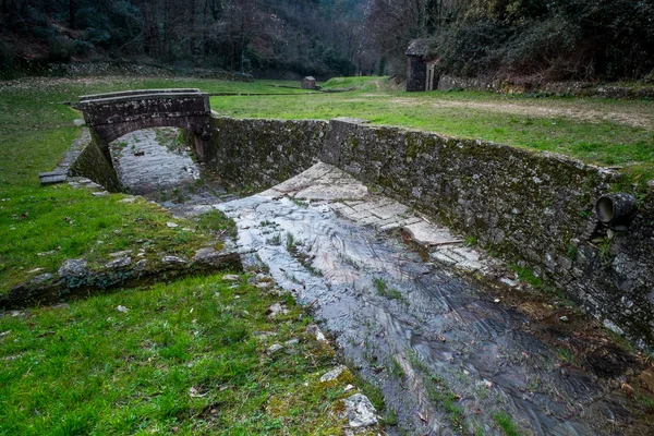 歴史的な水路、ルッカ, トスカーナ, イタリア — ストック写真