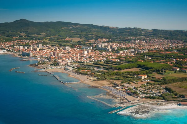 Vista aérea de la costa etrusca, Italia, Toscana, Rosignano Solvay —  Fotos de Stock