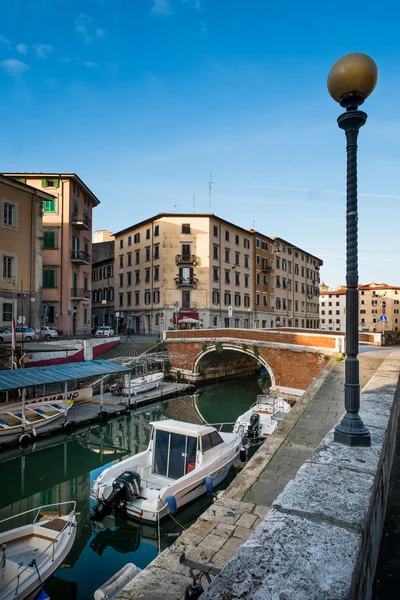Leghorn, Italia - 2 de marzo de 2016: amarre de barcos a lo largo de los canales de la ciudad —  Fotos de Stock