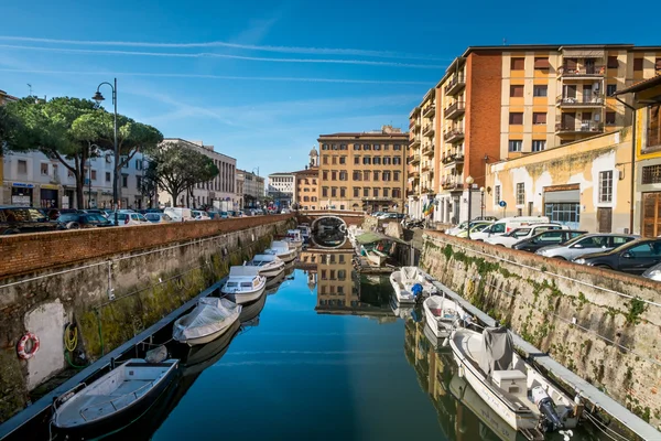 Leghorn, Italia - 2 de marzo de 2016: amarre de barcos a lo largo de los canales de la ciudad —  Fotos de Stock