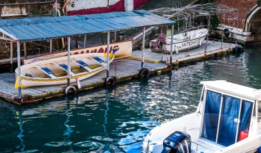 Livorno, İtalya - 2 Mart 2016: palamar tekne şehir, tekne yarışı için kanalları boyunca