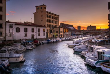 Livorno, İtalya - 2 Mart 2016: palamar tekne günbatımı üzerinde şehrin kanalları boyunca