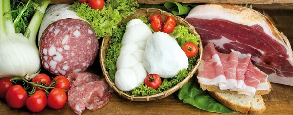 Composição de queijo e salame de primos de alimentos, ingrediente para comer — Fotografia de Stock