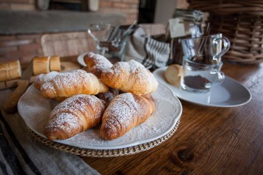 kahve ve kruvasan kahvaltı