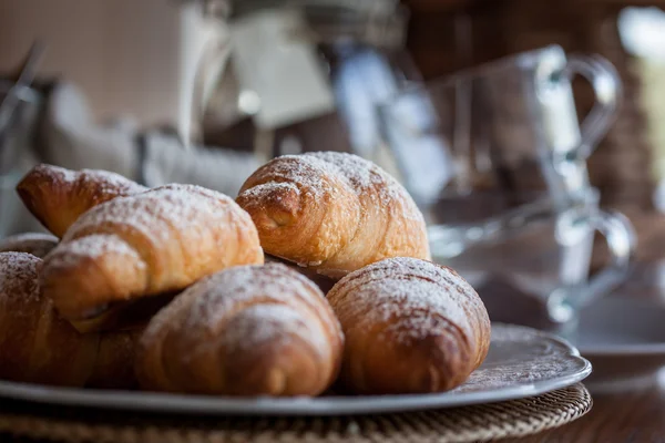 Snídaně se káva a croissant — Stock fotografie