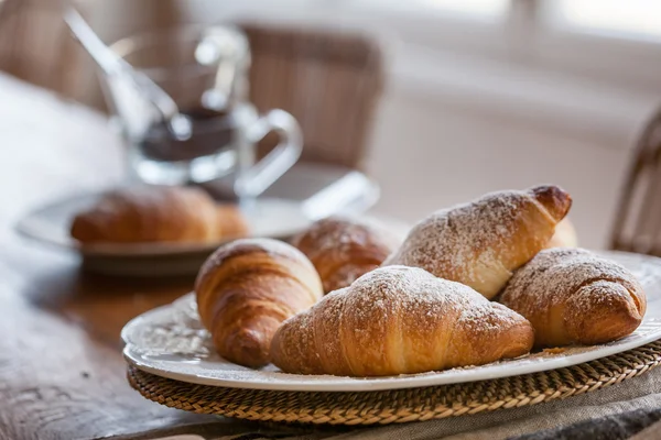Snídaně se káva a croissant — Stock fotografie