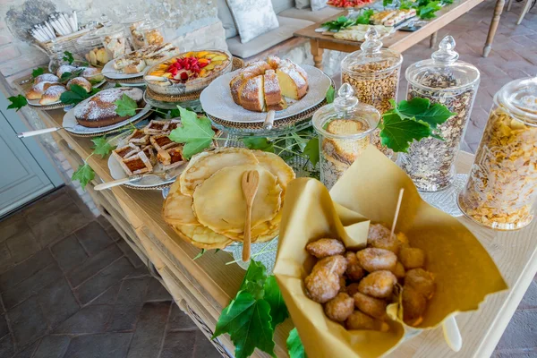 Pasticceria italiana e pane per spuntini e colazione con frutta — Foto Stock