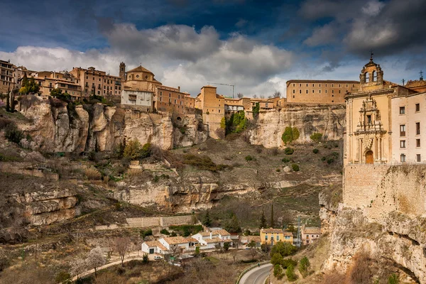 Cuenca, Kasztília-La Mancha, Spanyolország, lóg a házak — Stock Fotó