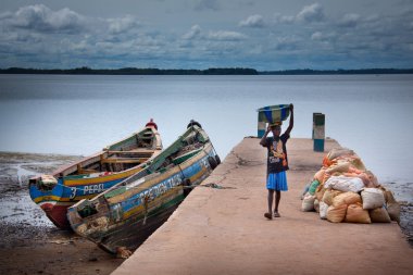 Sierra Leone, Batı Afrika - 2 Haziran 2013: Bunce adanın plajlarına